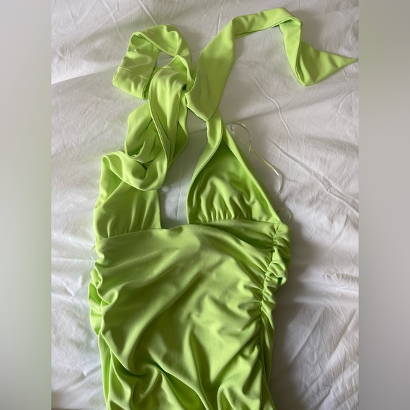 💚most FLATTERING Green dress💚 - Picture 2 of 5